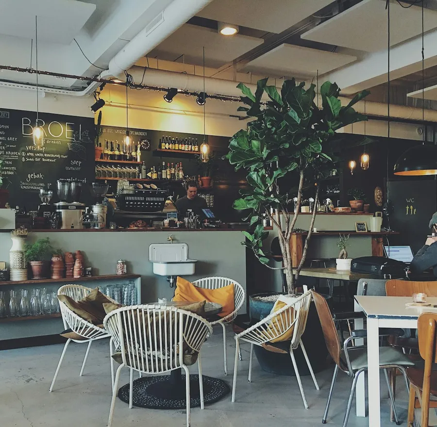Interior acogedor de cafetería