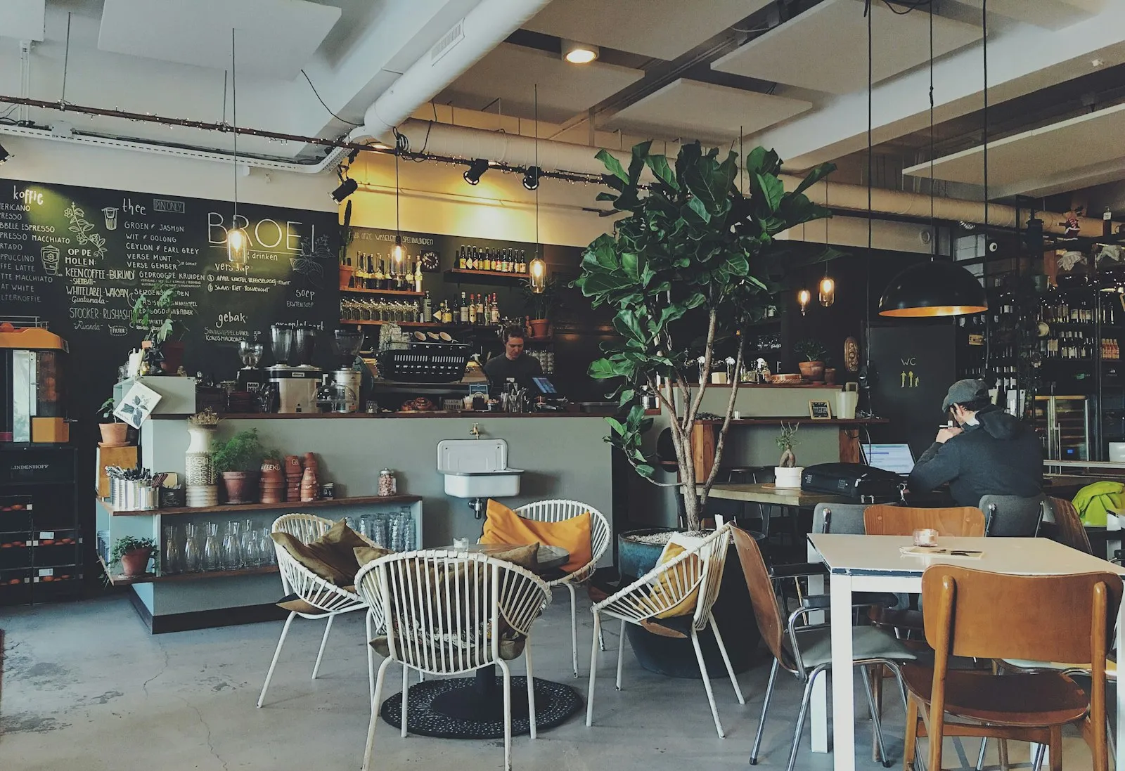 Ambiente cálido de cafetería de especialidad